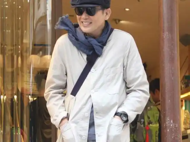 72岁秦汉近照曝光,身形矫健充满活力,接拍新戏依旧是不老男神