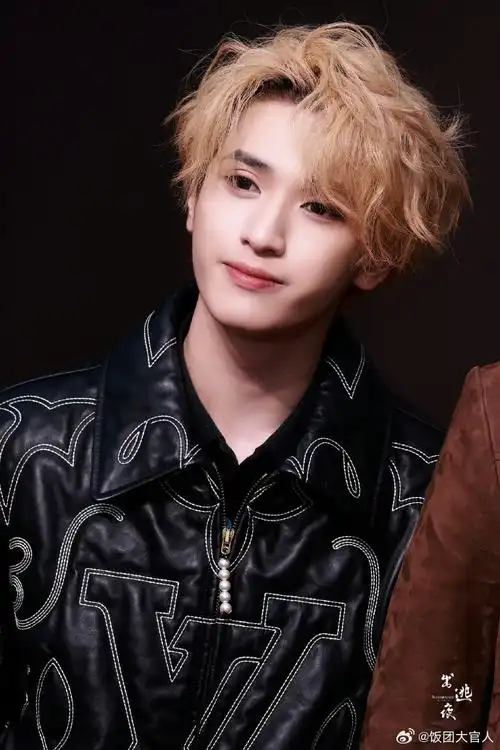 帅哥就是能够轻松驾驭任何发色,严浩翔这深邃的一双眼和冷白皮也太