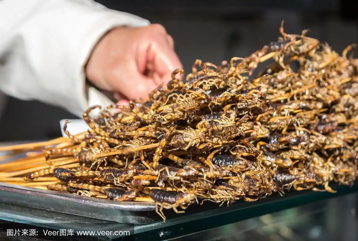 油炸蝎子作为小吃在猪排市场-北京,中国.