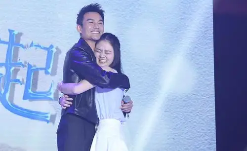 王凯35岁生日会在京举办:热拥女粉丝 马天宇送惊喜