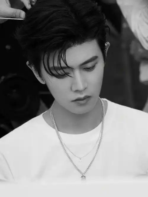 我喜欢的任嘉伦现代装