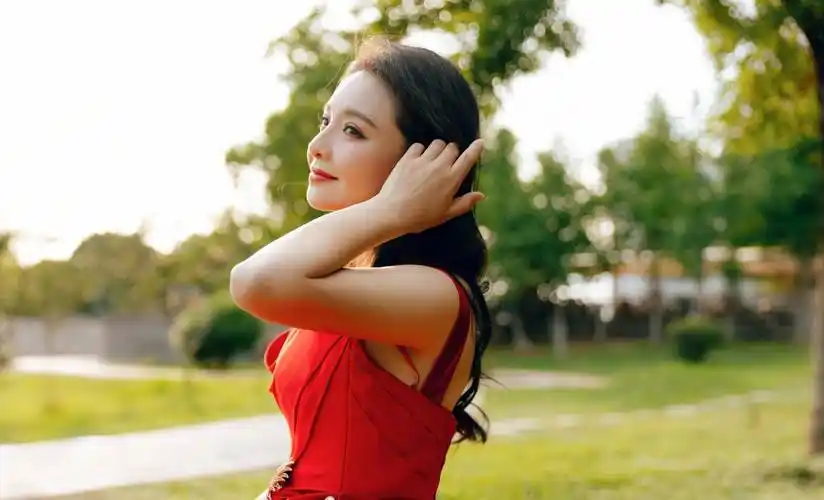 孙茜的多巴胺穿搭,红裙的款式优雅又明亮,温暖又温柔_红色_姐姐_照片