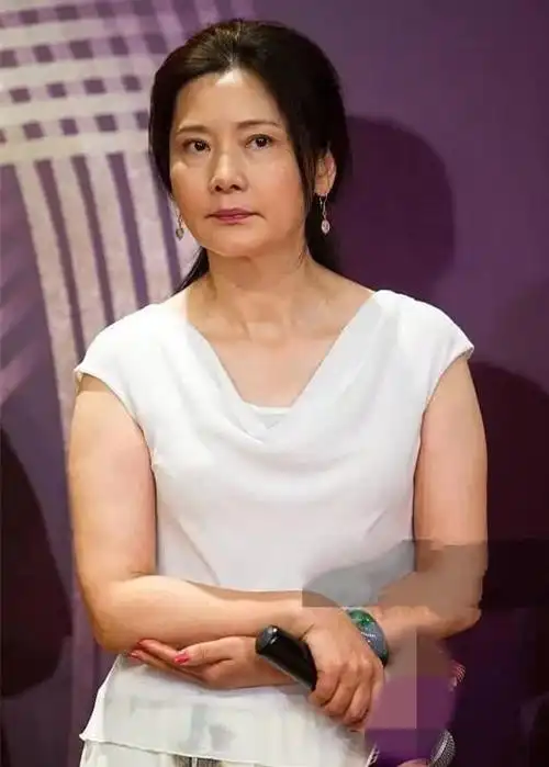 55岁何赛飞近照曝光,素颜比64岁赵雅芝显老,网友:自然脸就是舒服