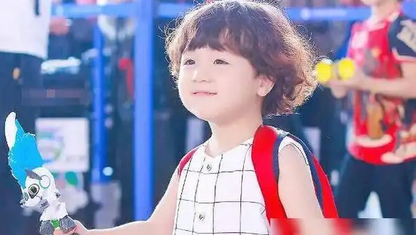 这个小戏骨便是饰演夏超超的单禹豪,在这部剧中他