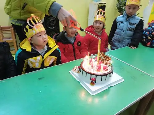 生日会开始啦 点上蜡烛, 唱起生日快乐歌, 沉浸在幸福中的孩子们