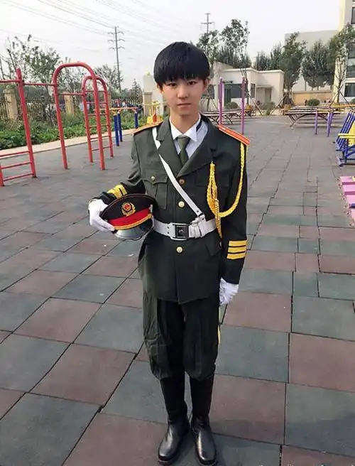 他娶了赵本山最漂亮女徒弟儿子神似王俊凯图