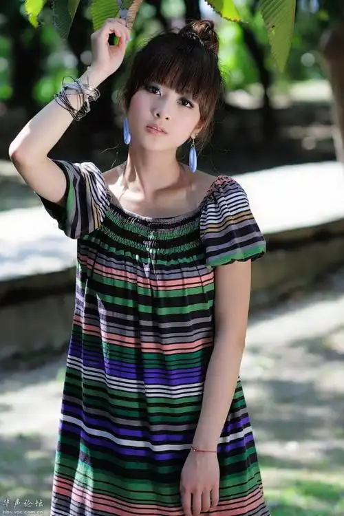 清纯小丫王小妮长裙打扮显成熟清纯小美女