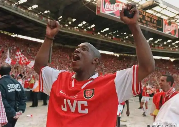 199697赛季英超月最佳球员贝克汉姆半场吊射惊艳世界