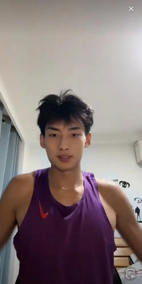 一米九的帅气男神体育生小哥哥