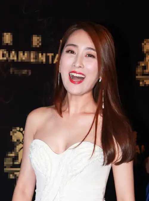 马苏低胸白裙现身