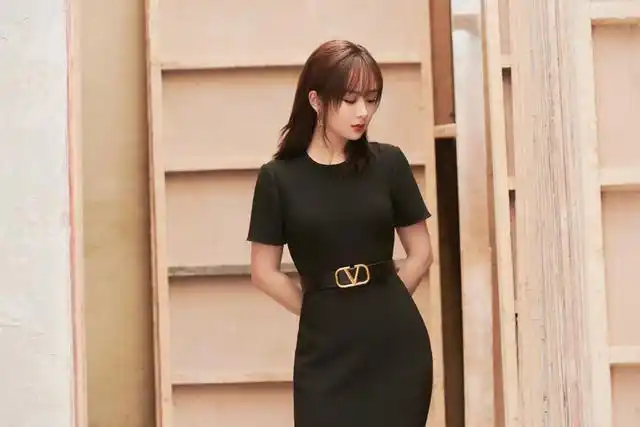 杨紫走"成熟风"也很迷人,穿黑色紧身裙化浓妆,真有"大人样"