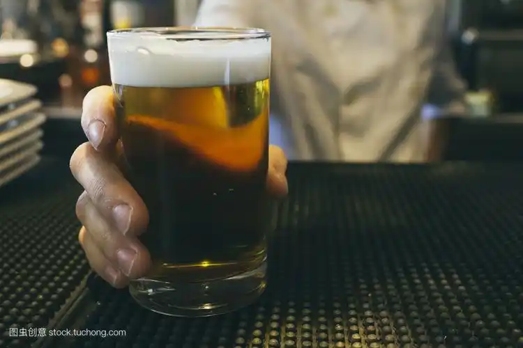 32岁小伙一天半斤白酒,胰腺癌晚期无可救药,妻子签字拒绝抢救