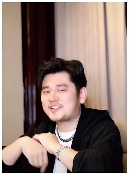 36岁钱枫晒近照发福明显头大一圈脖子挤出3层肉褶被嘲笑