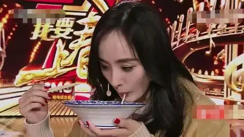 主持人便cue杨幂说到:"杨幂那么瘦,这么晚了还会不会吃饭呢?