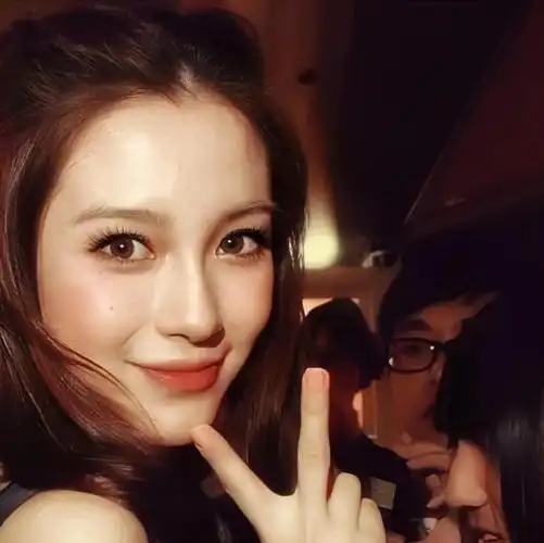 女星angelababy发布的一组嘟嘴比耶的照片在社交媒体上掀起了一股热潮