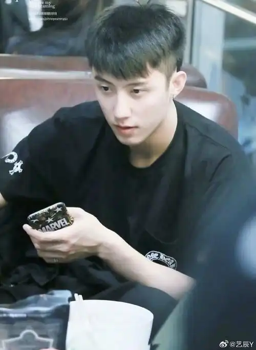 黄景瑜早期模特照