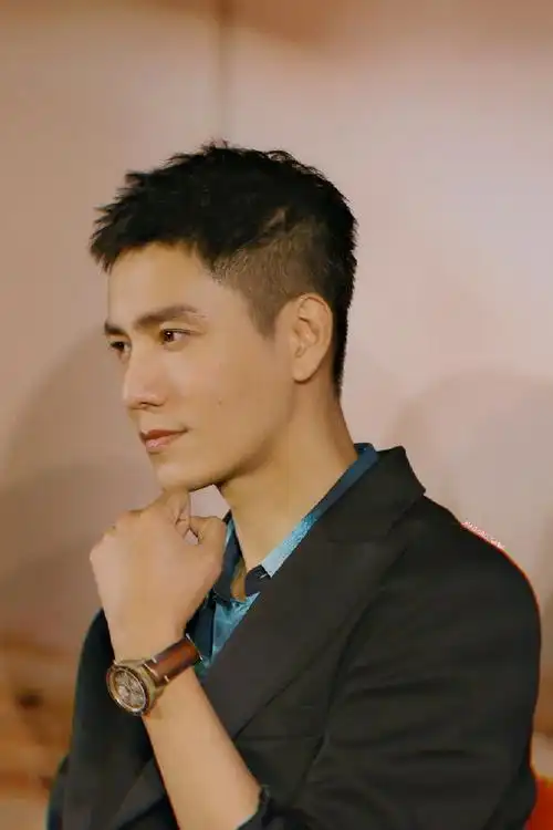 陈坤超话#寸头好野#20210414 上海 万宝龙珠宝展after party虽然瘦了