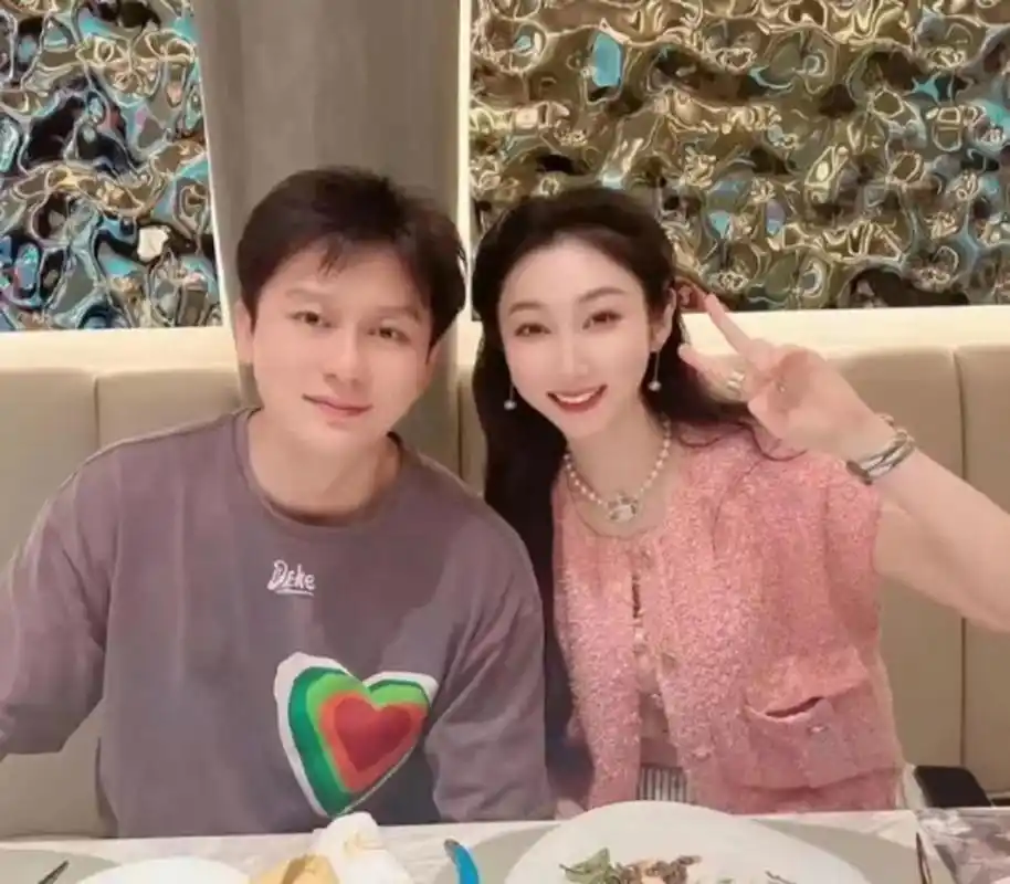 网友:偶遇李晨与新女朋友餐厅吃饭!