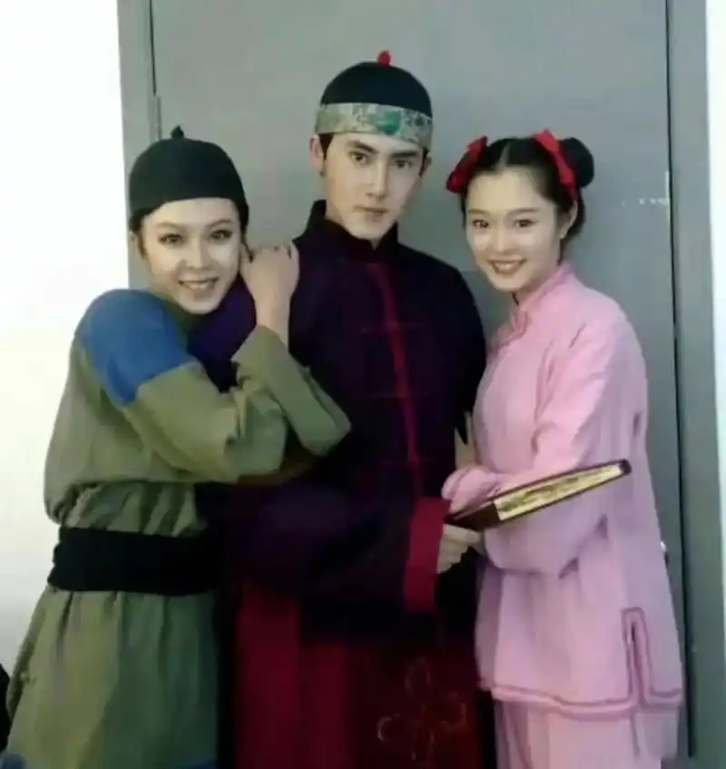 宋轶张睿竟然是大学同班同学 宋轶张睿在大学时期的合照,二人还是同班