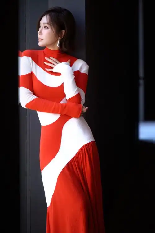 秦岚超话柔和的白与温暖的红有序交织,像是从压抑的冬迈到春日的心情