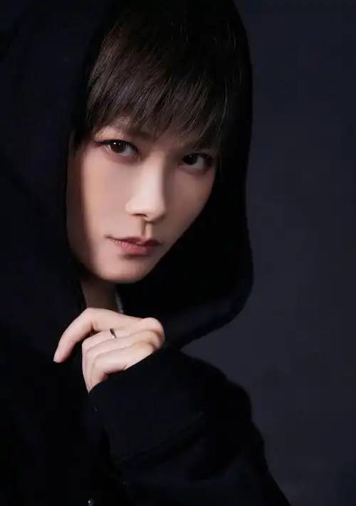 李宇春真的越来越美了,造型师摄影师加鸡腿