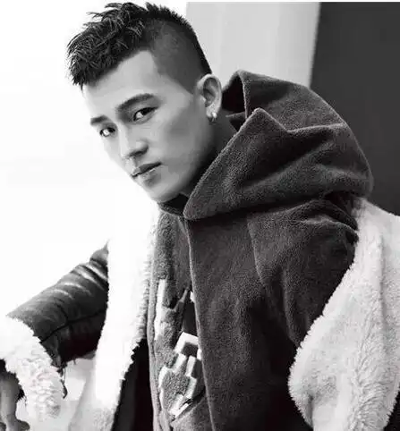 好看易打理的男生发型短发(15款两边剃短中间留长很阳光帅气的男生