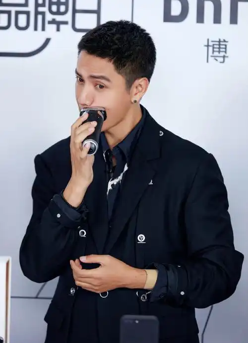 陈坤超话周末午后福利,点击就解锁寸头版本坤boss的十分钟停车场漫步