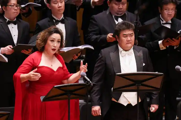 指挥家李心草在其上显然做足了功课也下足了功夫,他全场背谱赢得了极