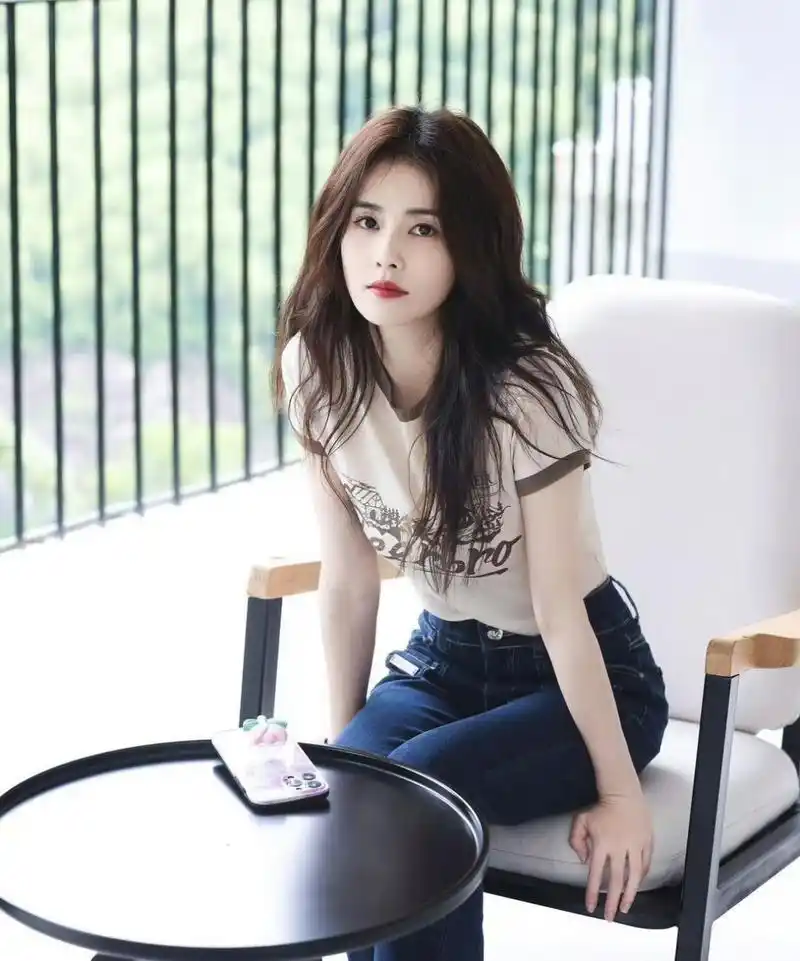 白鹿身穿短款上衣高腰牛仔裤,清纯甜美校园风真好看! 676767