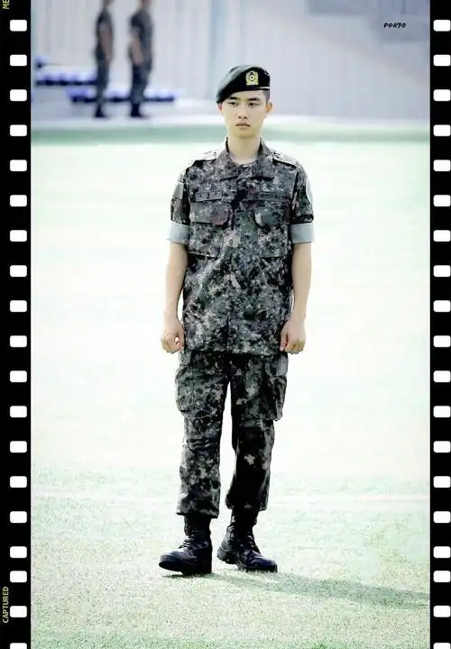 都暻秀身着帅气迷彩军装展现一身正气的模样