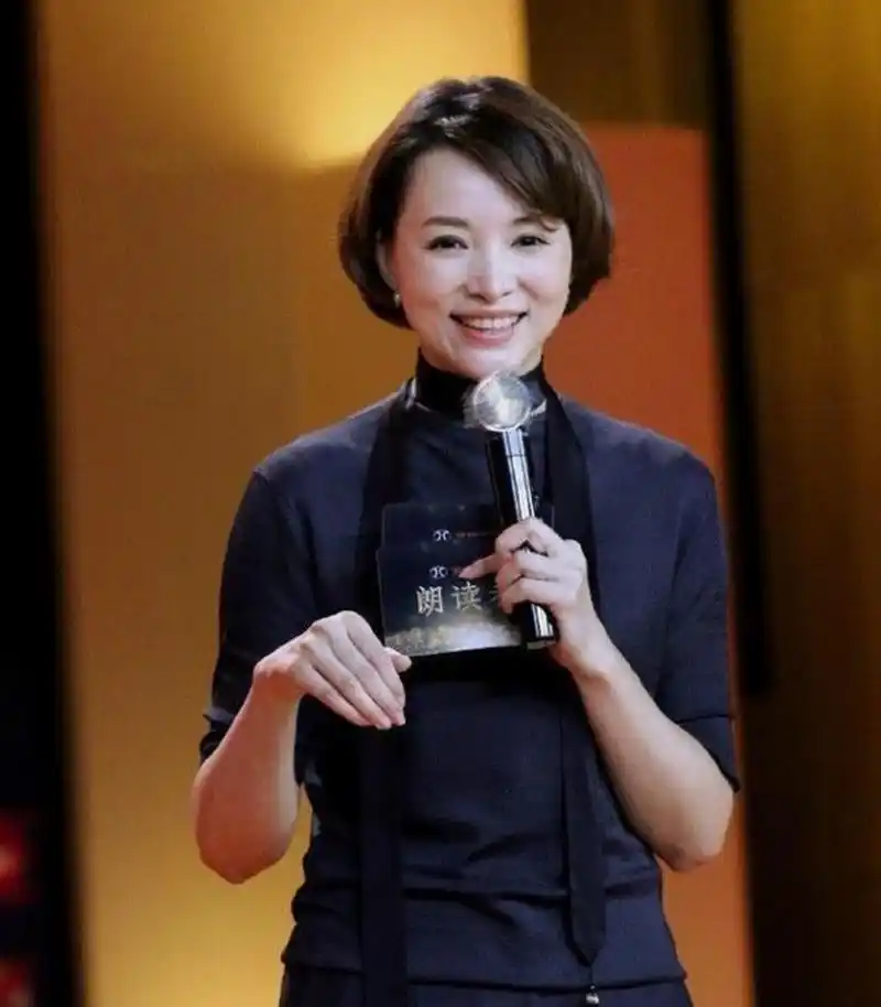 董卿穿针织上衣配吸烟裤,腰带当围巾优雅又大气,凸显优雅与高级.