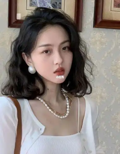 关于发型女齐肩发卷发图片的图片及评论