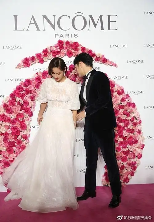 张歆艺穿白纱裙走红毯似重现婚礼现场 获袁弘整理裙摆狂撒狗粮