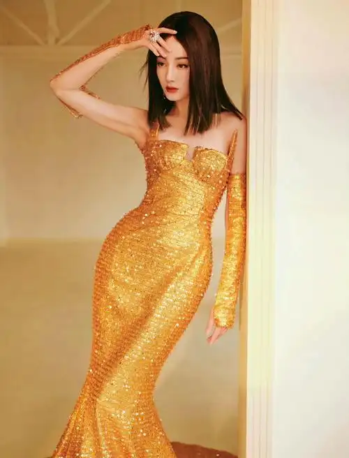 公子魈懿 的想法: vogue盛典闪耀时刻,迪丽热巴金色礼服惊艳全场,腰臀