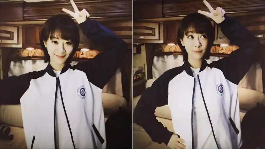 杨紫晒高中校服造型自拍 对镜调皮比耶清纯可爱