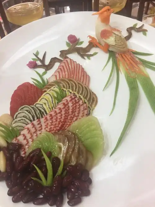 形是菜之姿,厨师要用自己的审美观,赐予菜品形姿.