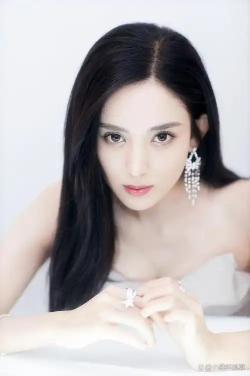 古力娜扎撞衫孙俪,一个浪漫春天氛围感,一个时尚意境之美