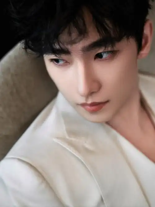 杨洋汉玉白西装造型##杨洋乳酪色西装