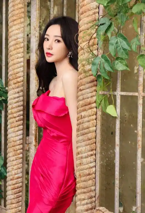 柳岩红色抹胸连衣裙性感写真_设计_网友_裙子