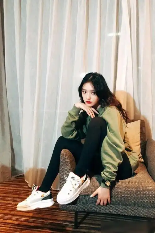 林允好可爱粉色毛绒外套配紧身裤甜成水蜜桃小天使了