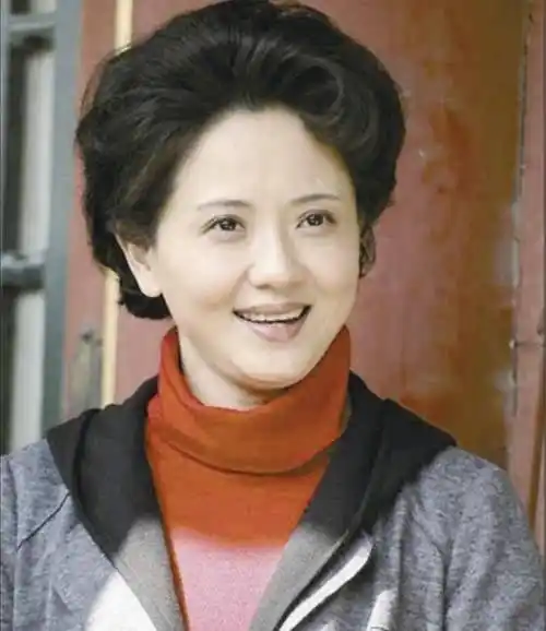 因出演"小白菜"走红,嫁给初恋恩爱至今,却被谣传"守寡10年"_陶慧敏