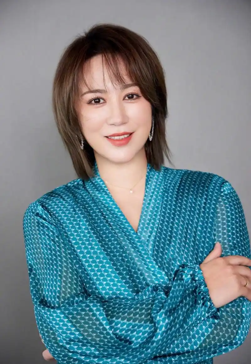 新发型也很好看.#马丽