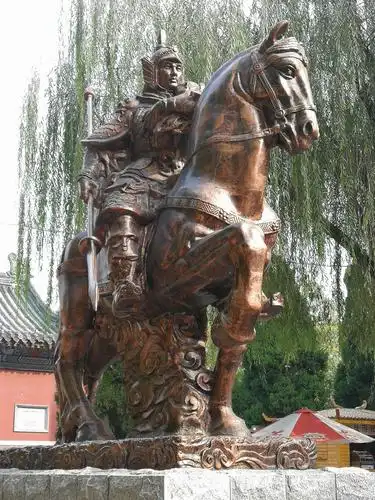 雕像赵云高大威猛,表现的是他救幼主的形象,右手持兵器,左手怀抱刘备