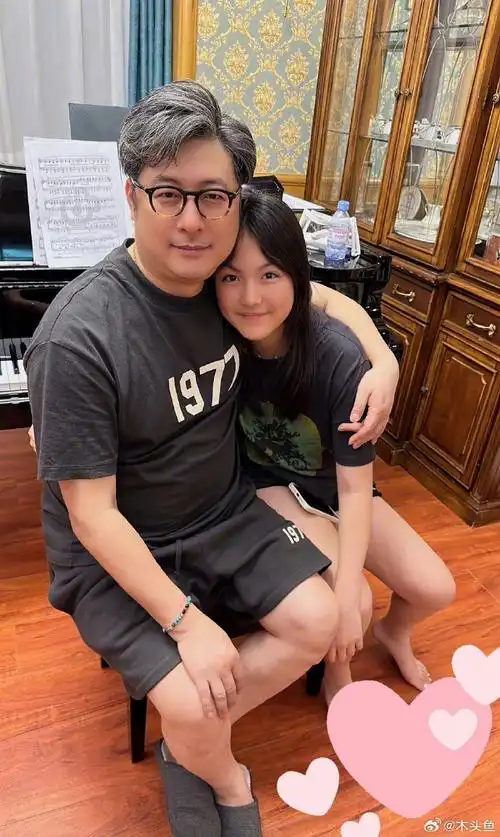 王岳伦回应带美女看王嘉尔演唱会#不管是朋友还是女朋友,这是人嫉的