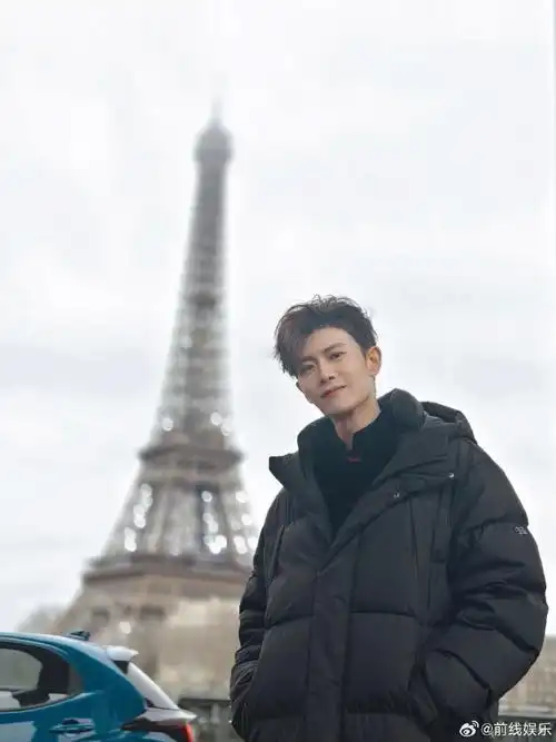 巴黎铁塔下的任嘉伦