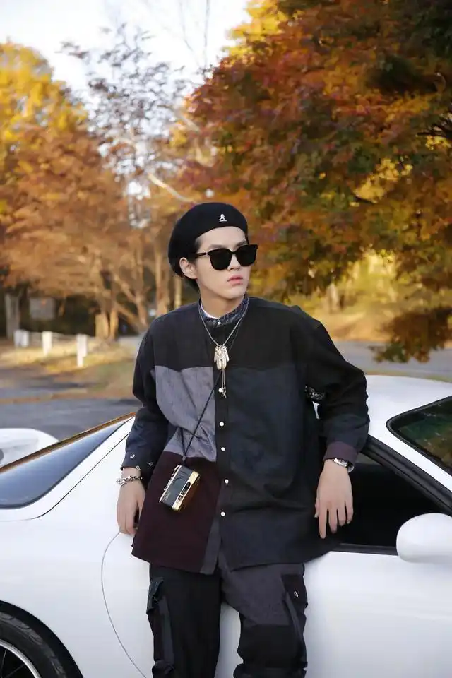 《潮流》收官!吴亦凡身穿衬衫配工装裤好高级,跑车耍帅才拉风
