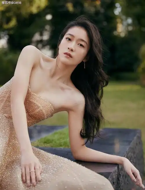 张雪迎一身鎏金裙摆风情万千衬托少女清雅唯美