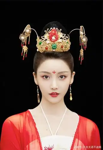 姜贞羽,古装红衣打扮,翩翩起舞,韵味十足