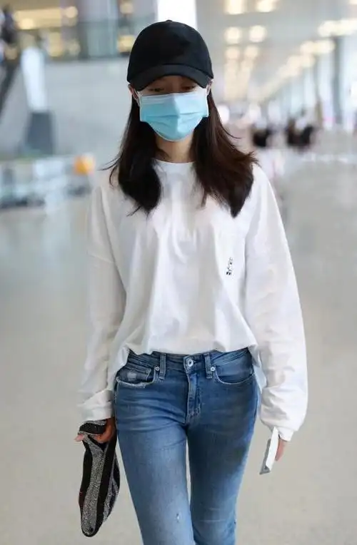 17岁赵今麦真会穿用白色卫衣配牛仔裤清新简约好时尚