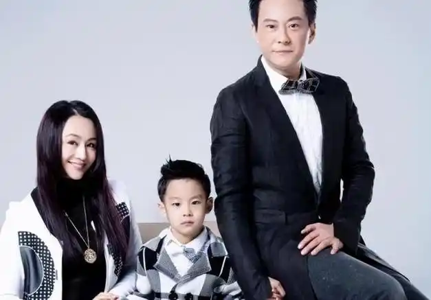前央视主持人曹颖丈夫是国家一级演员9岁儿子成她的骄傲